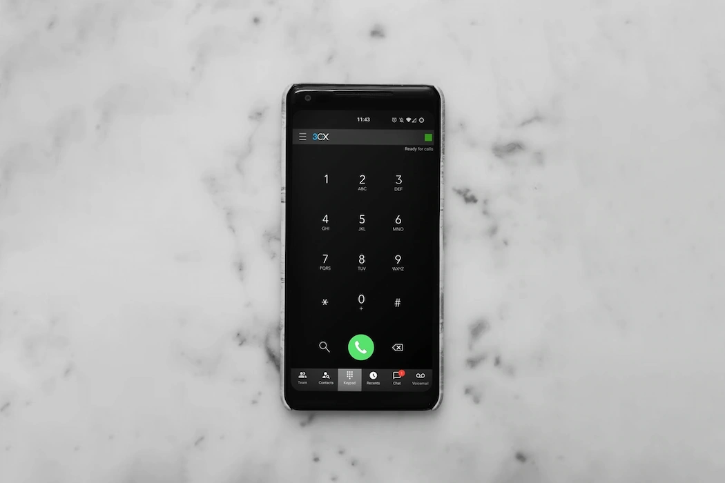 Android Handy auf Quartz mit 3CX-App. Foto von charlesdeluvio @ Unsplash.